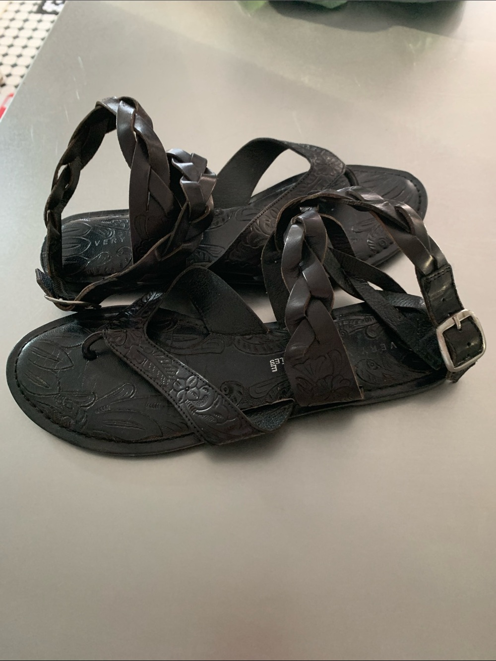 Very Volatile Los Angeles Brand Tooled Black Leather Sandals - Size 8.5